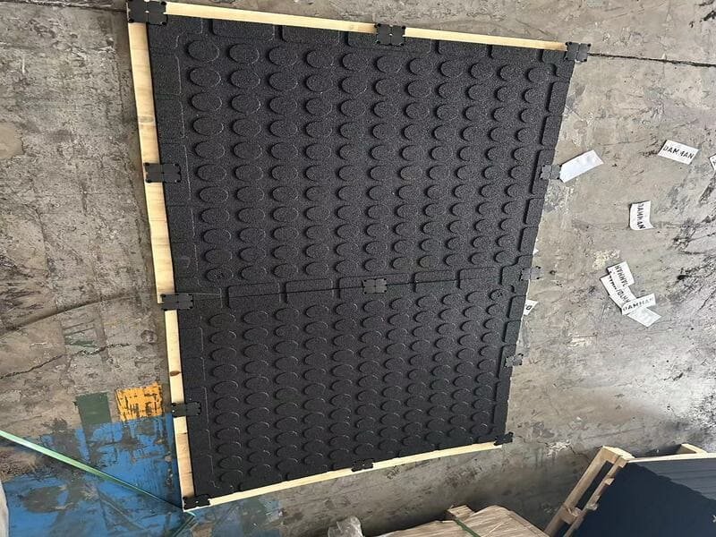 Esthetische opties voor rubberen gymvloeren: Pure Black, 25% Grey en 70% Grey fleck tegels.